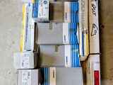 une pile de cartons posés les uns à côté des autres sur le sol