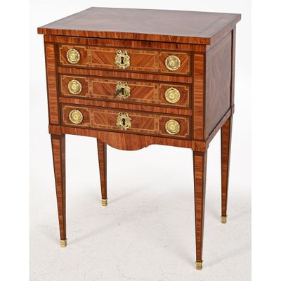 une photo d'une petite commode en bois avec des ferrures en laiton