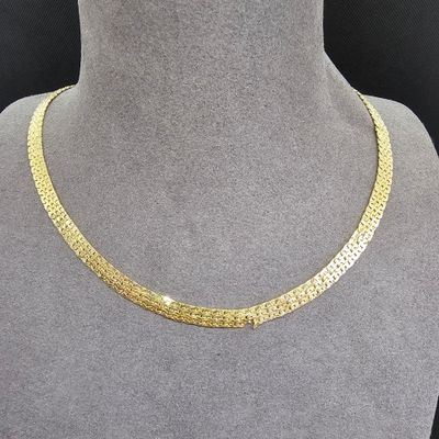 un collier à chaîne en or sur un mannequin mannequin mannequin mannequin mannequin mannequin mannequin mannequin mannequin mannequin