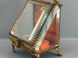 une petite boîte en verre contenant un miroir