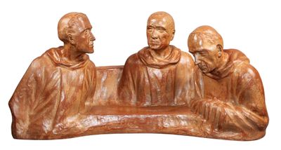 trois figurines représentant des moines assis sur un banc, sur fond blanc
