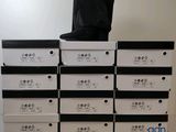 une pile de cartons sur laquelle est posée une paire de bottes