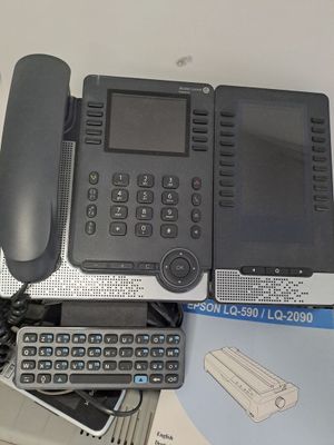 un grand nombre d'appareils électroniques posés sur une table