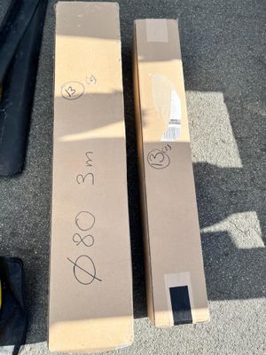 deux cartons posés par terre l'un à côté de l'autre