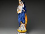 l'image d'une statue de femme avec une couronne sur la tête