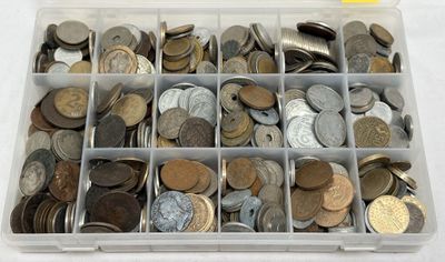 une boîte en plastique remplie d'une multitude de pièces de monnaie posée sur une table