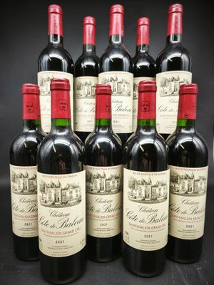 une pile de bouteilles de vin posées sur une table