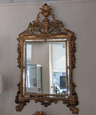 un miroir accroché au mur au-dessus d'une lampe