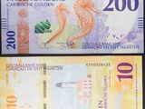 deux piles d'argent posées l'une à côté de l'autre sur une table