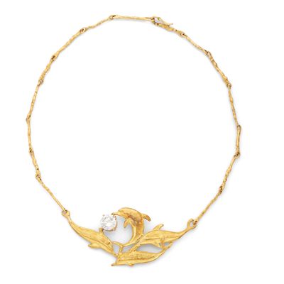 un collier en or et diamants, offert par une personne