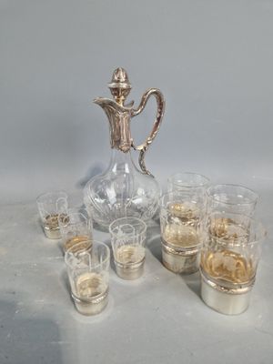 plusieurs verres et une carafe posés sur une table