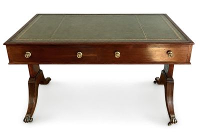 un bureau ancien avec un plateau en cuir et deux tiroirs