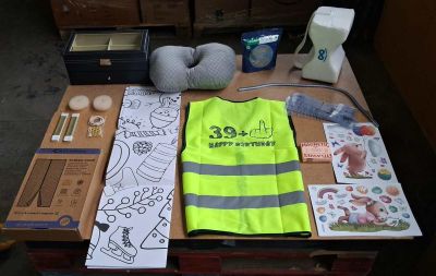 une table sur laquelle se trouvent divers objets, dont un gilet de sécurité
