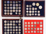 trois boîtes en bois contenant des pièces d'argent, posées sur une surface blanche