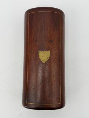 un vieux coffret en bois orné d'un blason doré