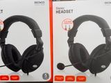 deux boîtes de casques posées l'une sur l'autre sur une table