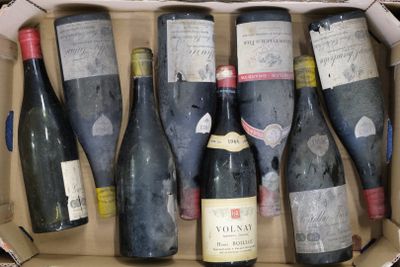 plusieurs bouteilles de vin se trouvent dans un carton sur une table