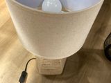 une lampe posée par terre à côté d'une autre lampe