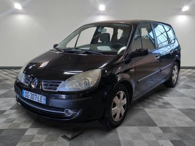 la photo d'une petite voiture noire garée dans un garage