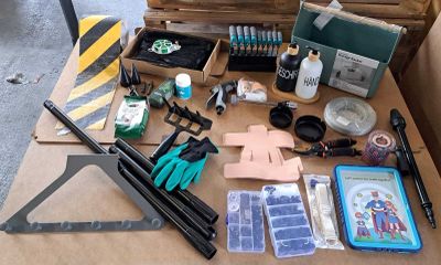 une table sur laquelle se trouvent de nombreux outils et fournitures