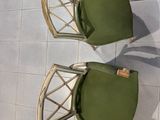 deux chaises vertes accrochées au mur