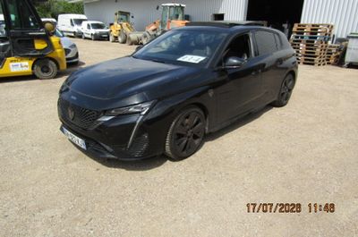 la photo d'une voiture noire garée devant un bâtiment