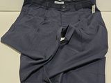 Les shorts pour hommes sont alignés et prêts à être portés