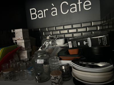 de nombreuses assiettes et tasses sur le plan de travail de la cuisine