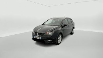 La voiture noire est garée dans une pièce blanche au sol blanc.
