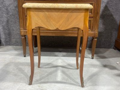 une petite table en bois avec un plateau en marbre