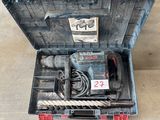une boîte à outils contenant une perceuse et d'autres outils