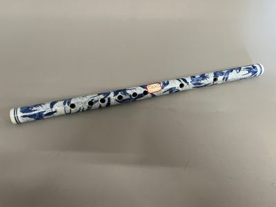 un gros plan d'un stylo bleu et blanc posé sur une table