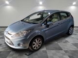 la voiture argentée est garée sur un sol en damier dans le garage