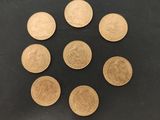 un tas de pièces d'or posé sur une table