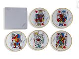 quatre assiettes sur lesquelles sont posées des cartes à jouer se trouvent à côté d'une boîte