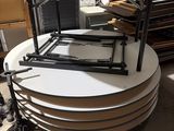une table sur laquelle sont posées plusieurs assiettes