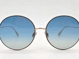 gros plan d'une paire de lunettes de soleil sur une surface blanche