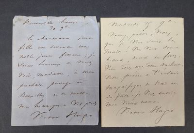 une vieille lettre et un bout de papier sur lequel il y a quelque chose d'écrit