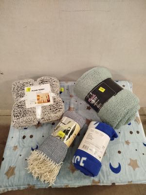 une couverture, une couverture, une bouteille de vin et une couverture posée par terre
