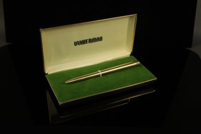 WATERMAN. Stylo bille en métal plaqué or et gravé "Jacques F…