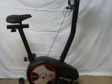 un vélo d'appartement noir et rouge avec une selle noire