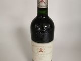 une bouteille de vin posée sur une table