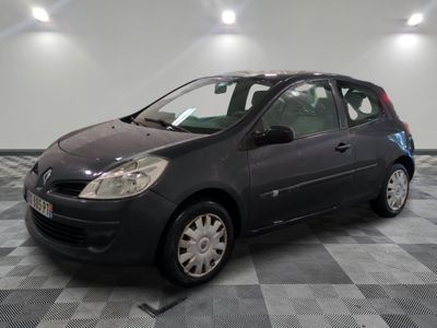la petite voiture est garée sur le sol en damier du garage