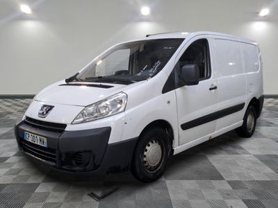 la photo d'une camionnette blanche garée dans une pièce