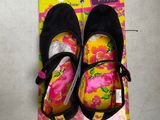 une paire de chaussures posée sur une carte