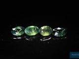 trois tourmalines vertes sur fond noir