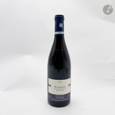 une bouteille de vin posée sur une table