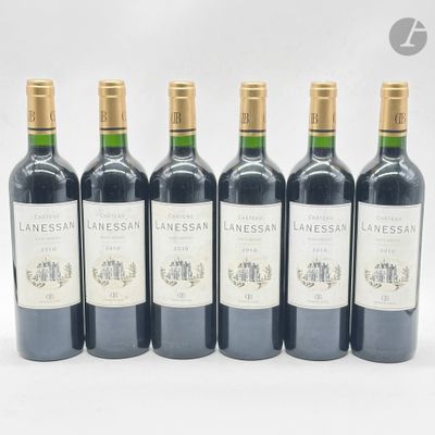 six bouteilles de vin sont alignées dans une rangée