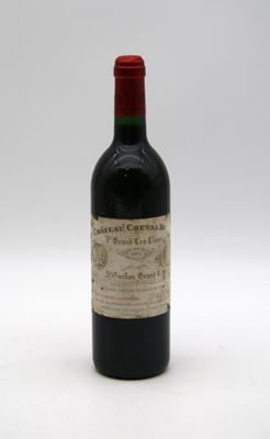 une bouteille de vin posée sur une table