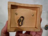 une personne tenant une boîte en bois contenant une clé